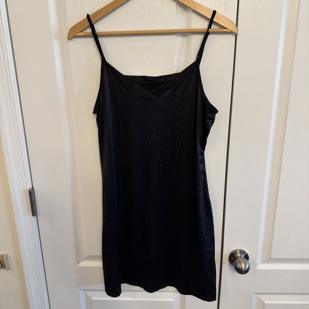 Vanity Fair Radiant Women's Invisible Edge Smoothing Full Slip Size XL - Black